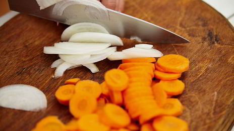 холодный крем-суп из свеклы с щавелем