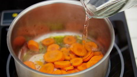 холодный крем-суп из свеклы с щавелем