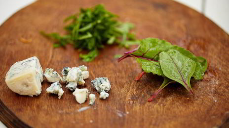 холодный крем-суп из свеклы с щавелем