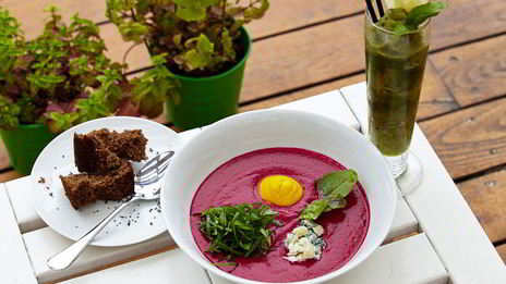 холодный крем-суп из свеклы с щавелем