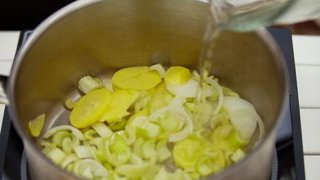 холодный крем-суп из свеклы с щавелем