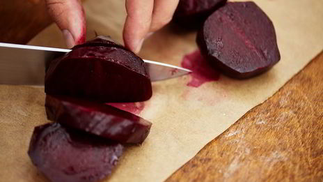 холодный крем-суп из свеклы с щавелем