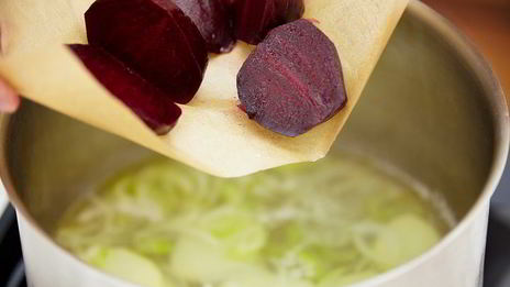 холодный крем-суп из свеклы с щавелем