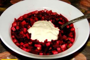 Холодный суп ботвинья из свеклы