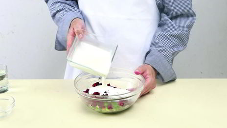 холодный суп из простокваши и свеклы