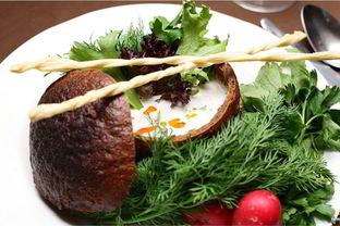 Холодный суп из редиса в черном хлебе