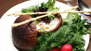 Холодный суп из редиса в черном хлебе