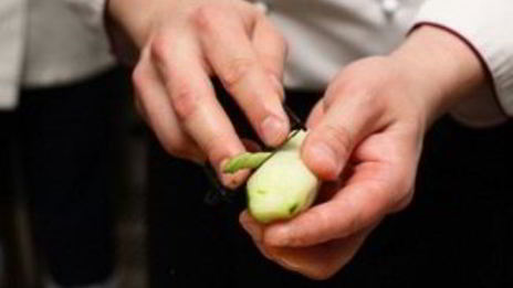 холодный суп из редиса в черном хлебе