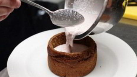 холодный суп из редиса в черном хлебе