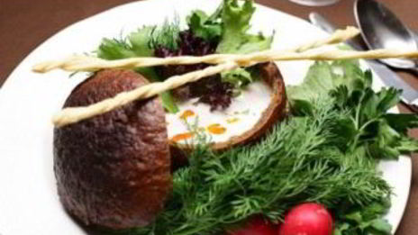 холодный суп из редиса в черном хлебе