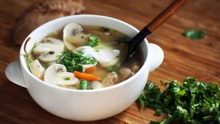 Холодный суп с шампиньонами и курицей