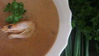 Пряный холодный суп из огурца с креветками