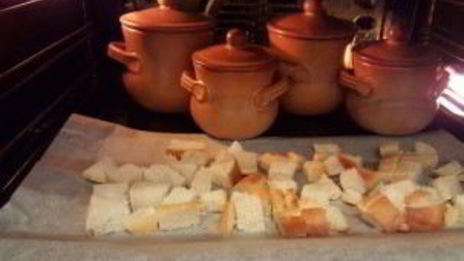 луковый суп в горшочках