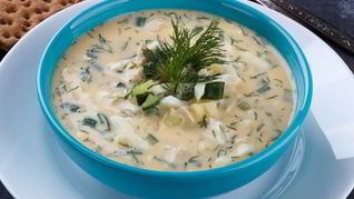 Диетическая окрошка на йогурте с куриной грудкой