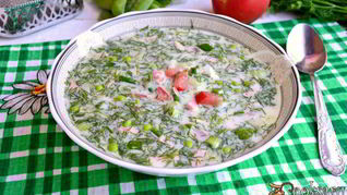 Окрошка на сыворотке с помидорами и свежим горошком