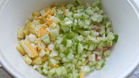 окрошка на сыворотке с помидорами и свежим горошком