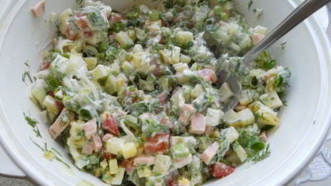 окрошка на сыворотке с помидорами и свежим горошком