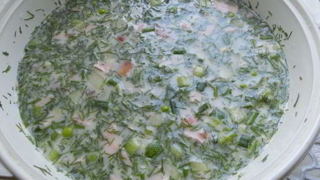 окрошка на сыворотке с помидорами и свежим горошком