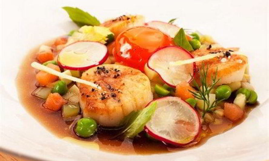 Рецепт окрошки с лососем и гребешками