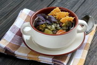 Минестроне с чипсами из пармезана