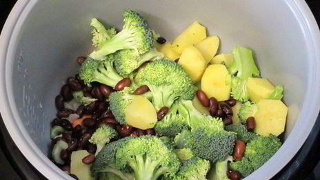 минестроне с чипсами из пармезана