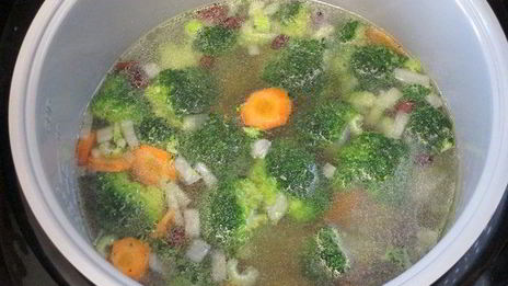 минестроне с чипсами из пармезана