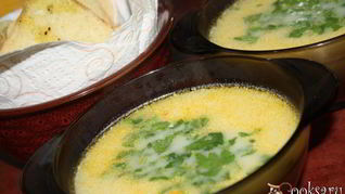 Нежный суп с курицей, сыром и овощами