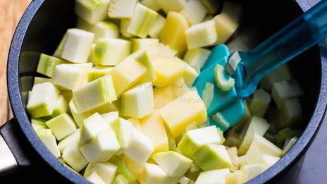 овощной крем-суп с мороженым из шпината и сметаны