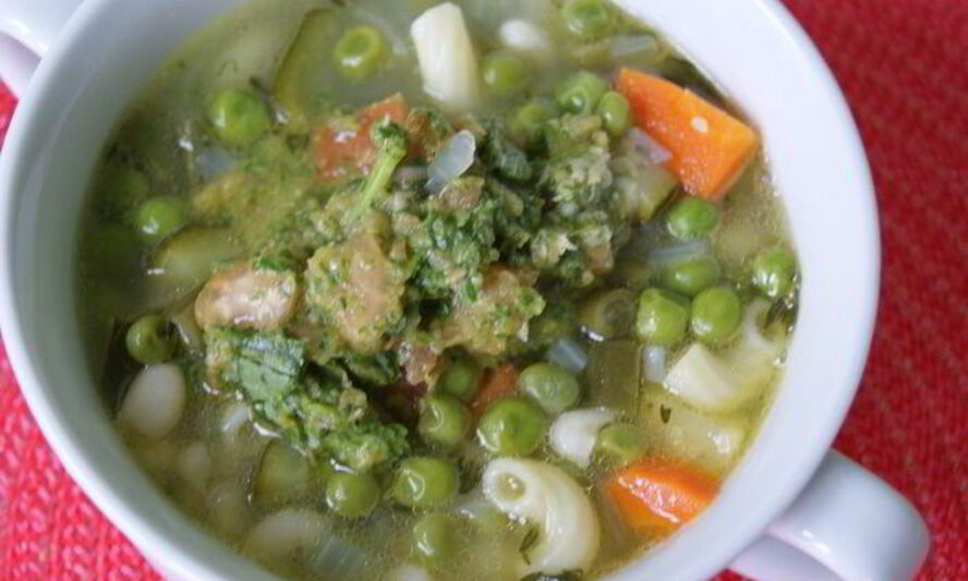 Рецепт овощного супа с фасолью и песто