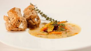 Овощной суп с хлебными рулетиками