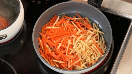 овощной суп с хлебными рулетиками