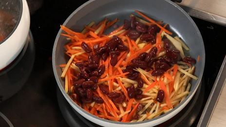 овощной суп с хлебными рулетиками