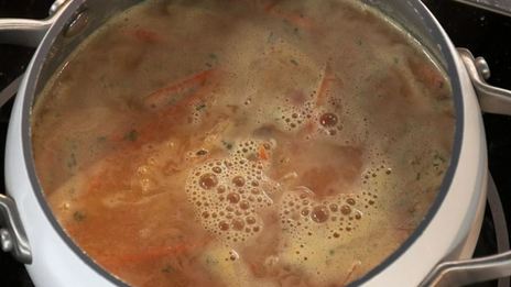 овощной суп с хлебными рулетиками