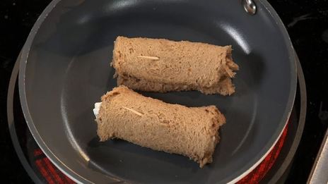 овощной суп с хлебными рулетиками