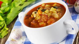 Овощной суп с копченой грудинкой