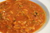 Согревающий овощной суп с томатами, фасолью и чечевицей