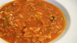 Согревающий овощной суп с томатами, фасолью и чечевицей