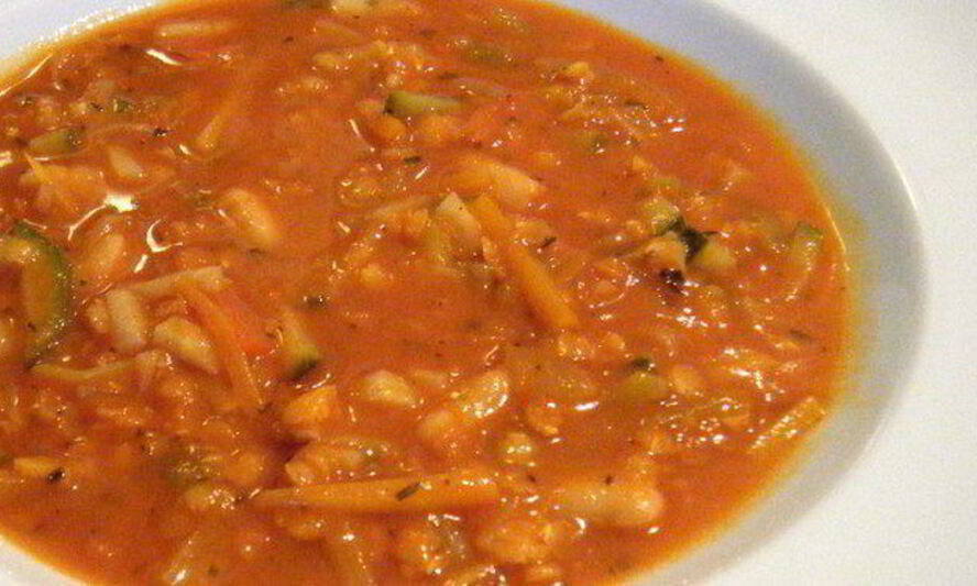 Рецепт согревающего овощной суп с томатами, фасолью и чечевицей