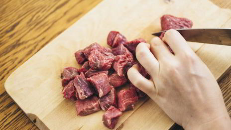 суп-гуляш из говядины с овощами