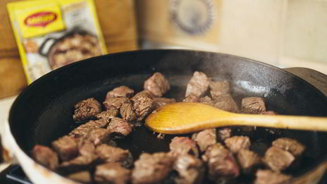 суп-гуляш из говядины с овощами