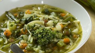 Суп минестроне с соусом песто