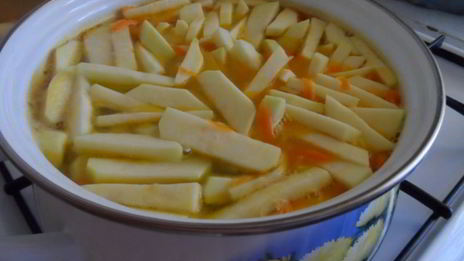 суп с овощами и тефтелями