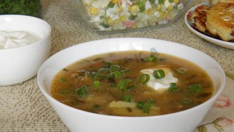 рассольник с копченой колбасой и перловкой