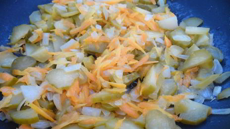 рассольник с перловкой и солеными огурцами