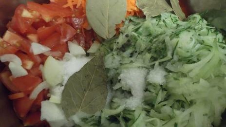 рассольник со свежими огурцами и перловкой