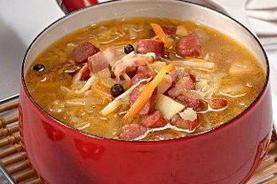 Кислые щи с копченостями