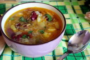 Щи из квашеной капусты с фасолью