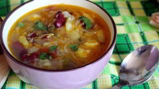 Щи из квашеной капусты с фасолью