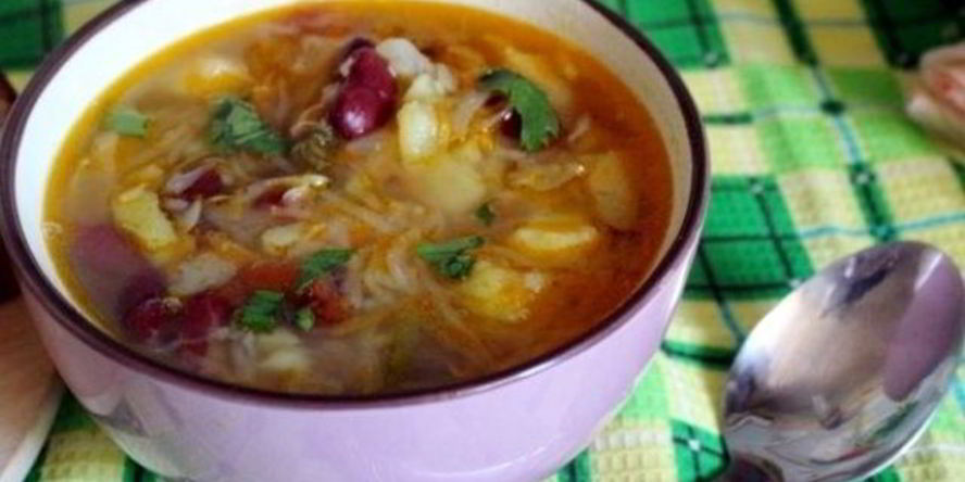 Щи из квашеной капусты с фасолью