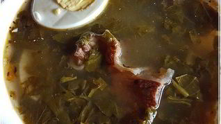 Щи с крапивой, щавелем и говяжьими ребрышками